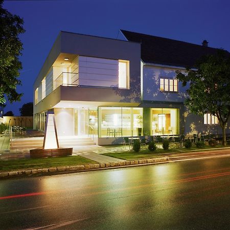 Hotel & Konditorei May Neufeld an der Leitha Екстер'єр фото